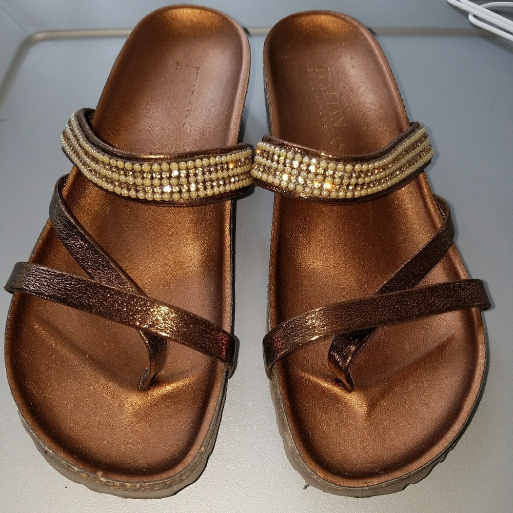 Italian shoemakers size 6 slip on sandals cute